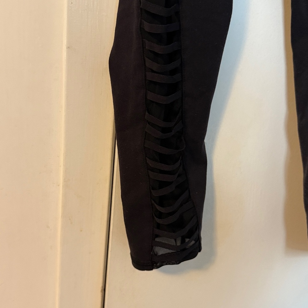 Alo Capris - image 3